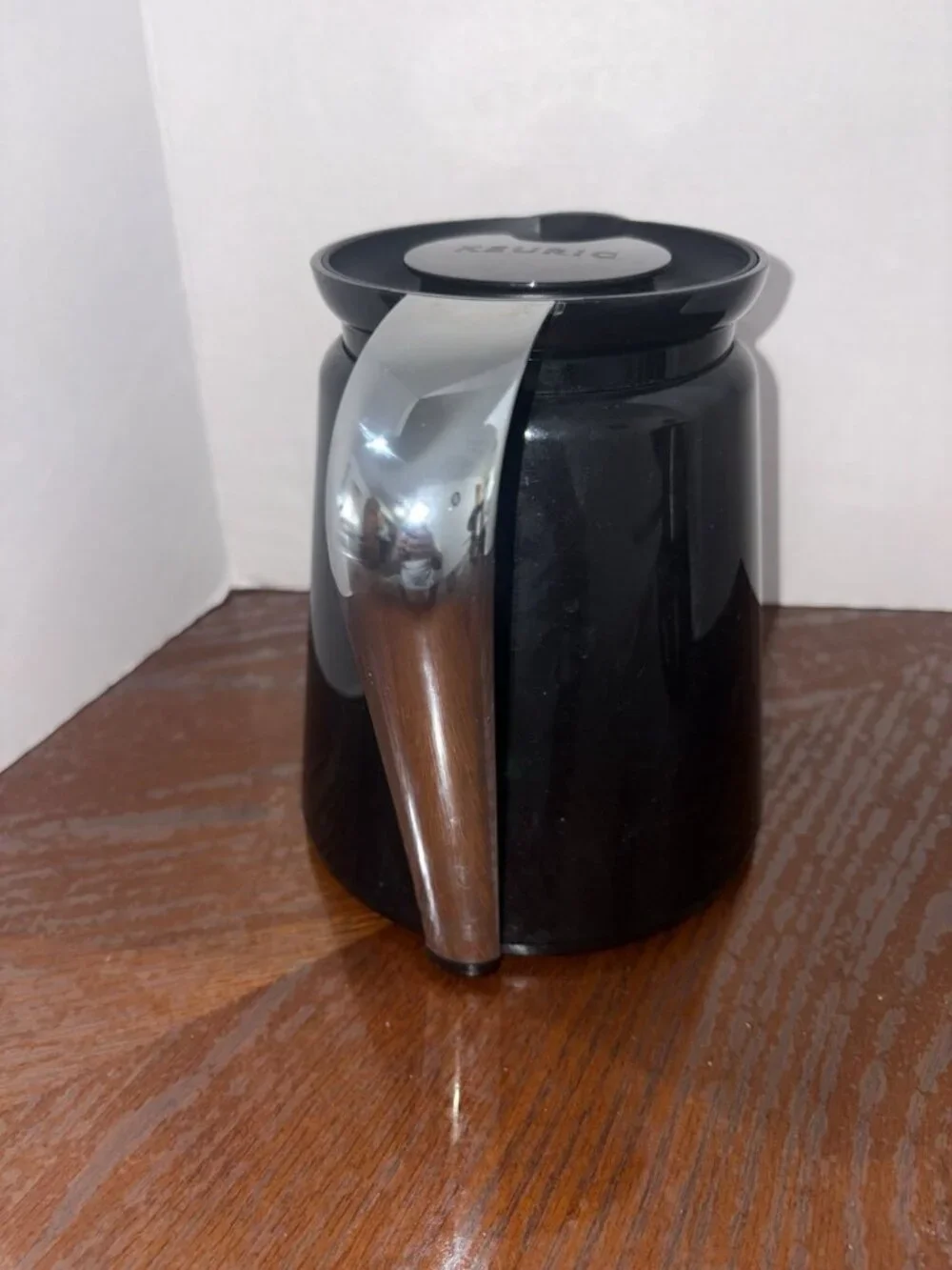 Keurig 2.0 Plastic Carafe 32oz Double-Walled with Easy-Pour Handle Black Chrome